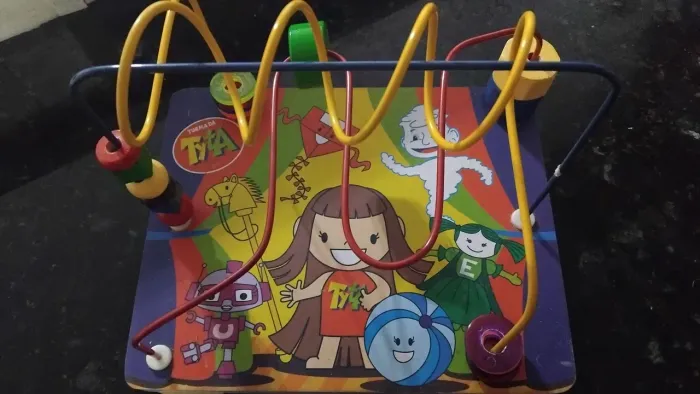 Brinquedo Educativo Aramado de Madeira Menina/Menino 85 reais 