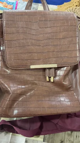 ? Mochila Feminina Marrom Texturizada - Linda e Espaçosa