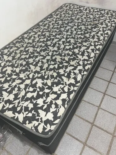 Cama para doação com avarias