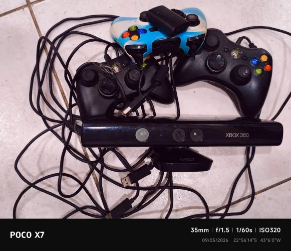 controles e cameras de x box,2 com fio e 1 com bateria..novos quase sem uso