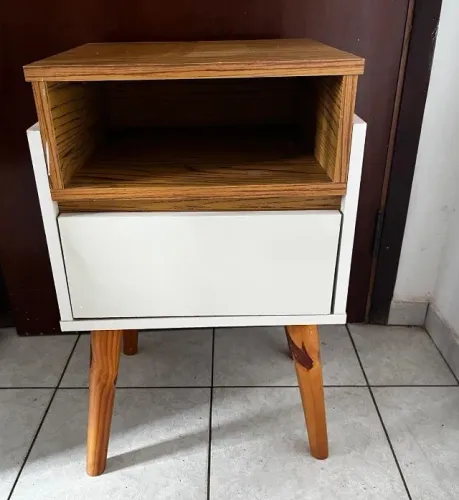 Mesa Cabeceira Pés Palito