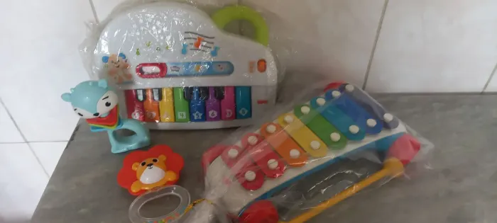 Lote de brinquedos da Fisher price, com piano e xilofone musicais