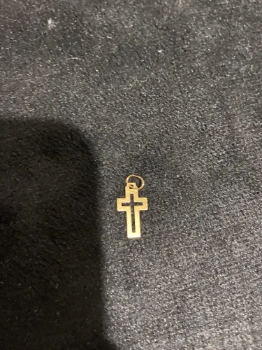 Pingente de ouro cruz 18 k com certificado. 0,3 gramas. Valor: 200 reais.