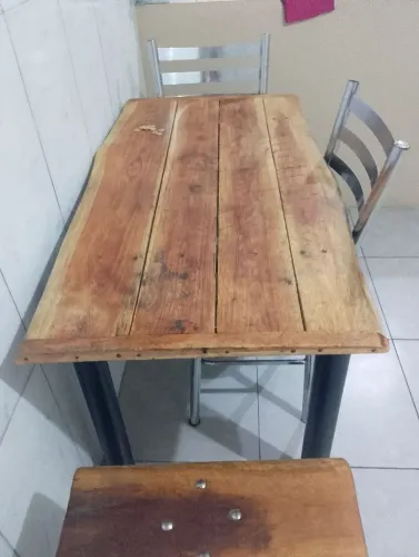 Mesa de madeira feita a mão 