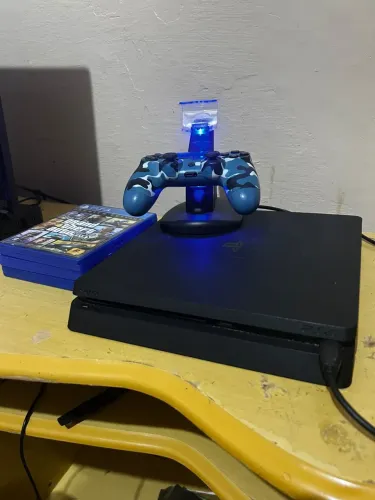 PlayStation 4 Slim 500GB com GTA 5, RE4 Remake e The Order 1886