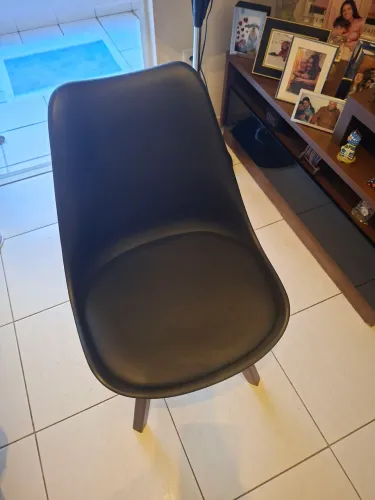 Cadeira preta com base de madeira