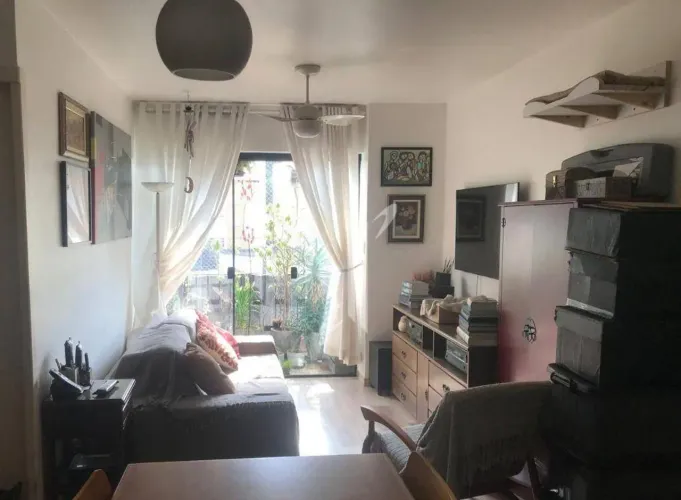 apto à venda em rua tranquila. Sala de estar com terraço, um dormitório com 45 metros de á