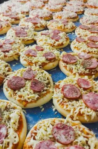 MINI PIZZAS POR ENCOMENDA E A PRONTA ENTREGA .