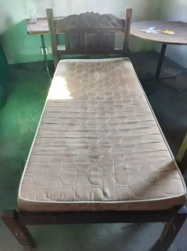 Cama de solteiro + colchão com pouco uso
