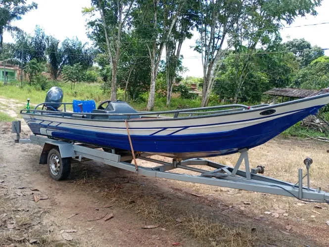 LANCHA VOADEIRA MOTOR 40 HP 4 T