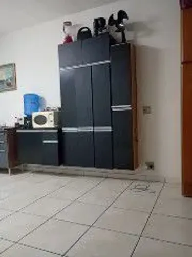 Armário de parede grande cabe bastante coisa