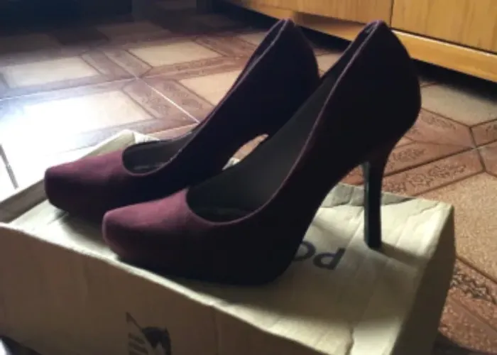 Scarpin, cor de vinho, estilo aveludado, tamanho 36