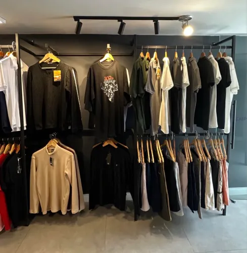 Araras para loja de roupas