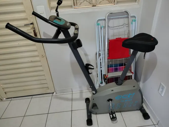 Bicicleta ergométrica semi nova em excelente estado funcionandk perfeitamente