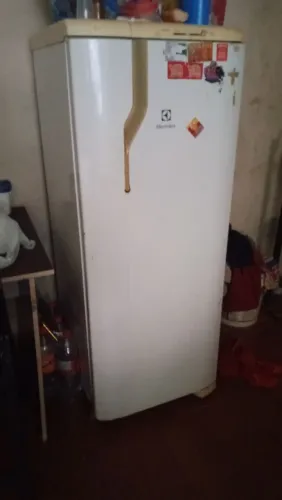 Vendo geladeira funcionando perfeitamente motivo viagem, retirada na compensa 1