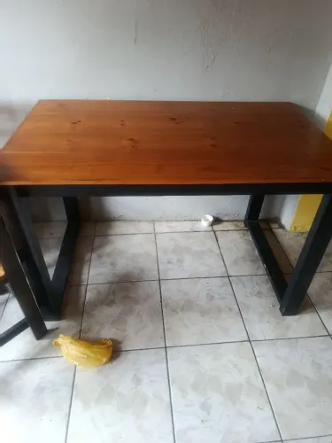 Mesa com 4 cadeiras qualidade podemos negociar o preço chama P.v