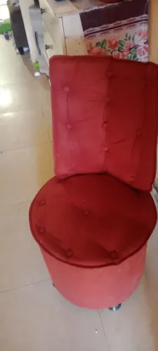 Pequena poltrona de madeira e bem forrada. Valor 250.00 até 10 x sem juros no cartao