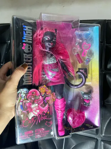 Boneca Monster High - Catty Noir Com Look Exclusivo E Pet
