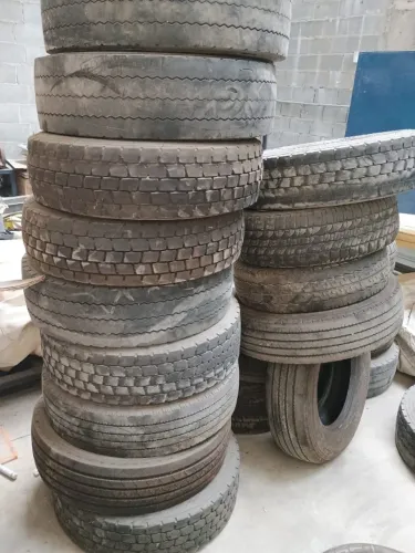 Vendo Pneu Usado 215/75R17,5
