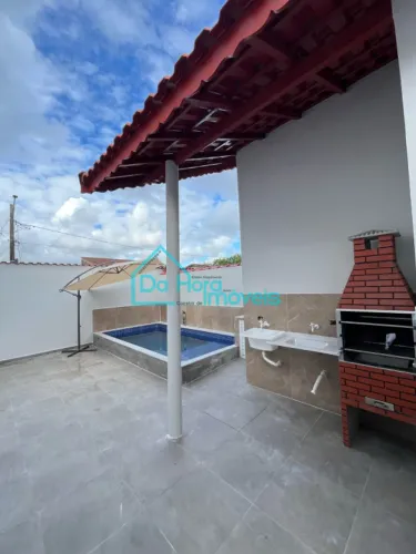 linda casa com piscina, churrasqueira, 3 quartos sendo 1 suíte, 2 vagas de garagem a venda