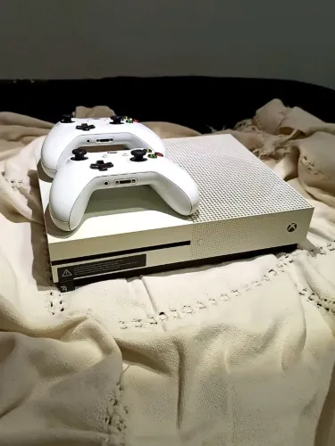 Vendo Xbox one S 500gb+ 2 controles originais+ HD externo ADATA 1tb. Aceitamos cartão