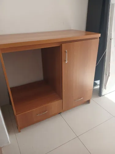 Linda comoda com gavetas e prateleiras marfim escuro ( $$ 350 ) *