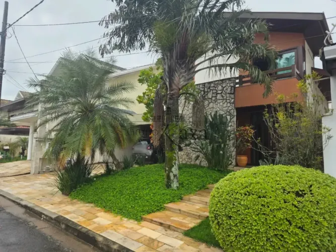 Casa Sobrado em Condomínio - Jardim das Colinas - 4 Dormitórios - 268m².