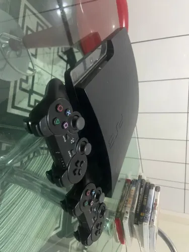Playstation 3 semi novo incluso 3000 jogos digitais e 15 jogos físicos e 2 manetes novas