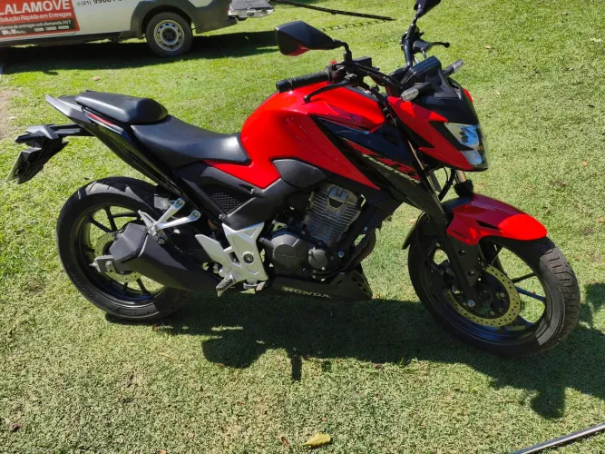 CB 300F sem nada para fazer