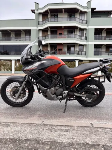 Honda Transalp 750 2015 - extremamente conservada
