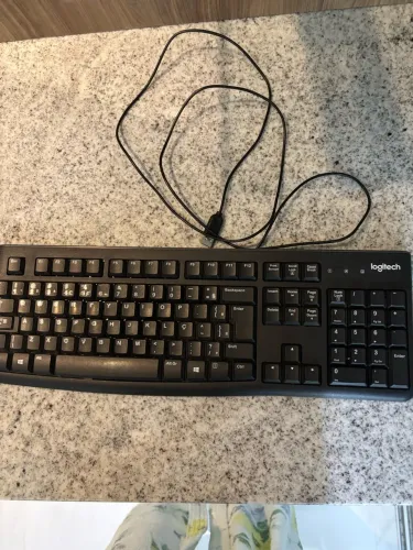Teclado Logitech semi novo 