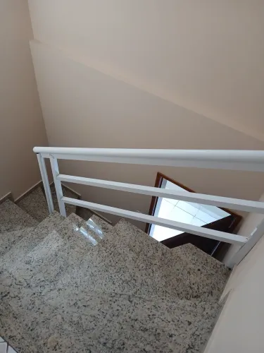 Aluga-se uma casa sobreposta alta no Jardim Casqueiro