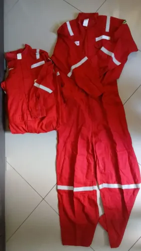 Macacão vermelho offshore