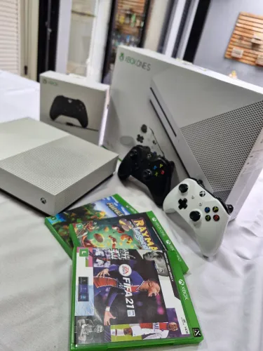 XBOX ONE S 1Tb com 2 Controles