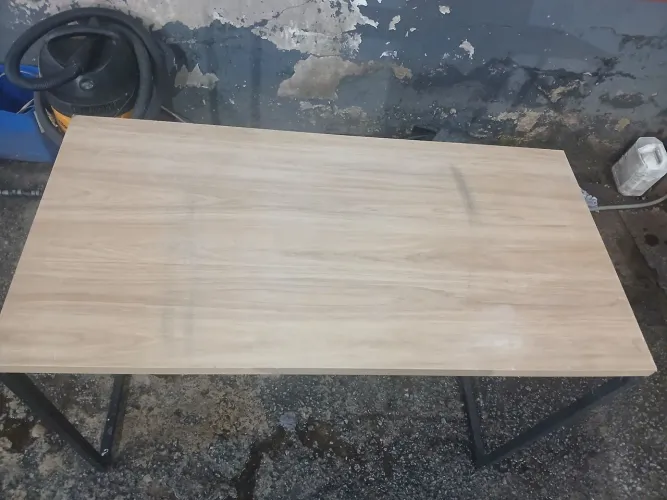 mesa industrial com tampo de MDF/MDP amadeirado e pés de metal