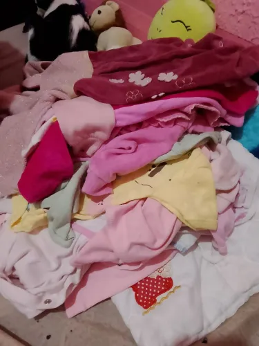 Estou vendendo essas roupinhas de bebe menina RN tem 35 peças! E um ninho está novo