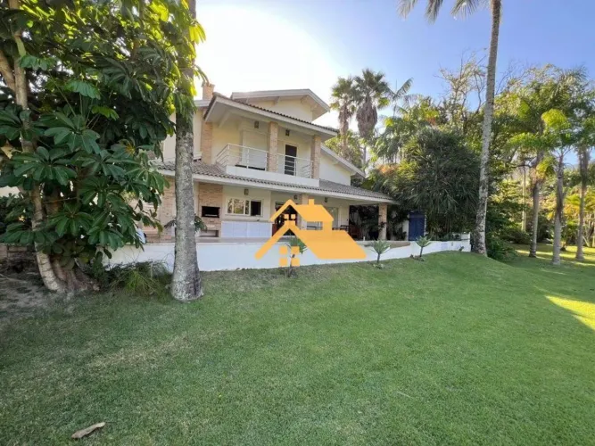 Casa de alto padrão em condomínio na Praia de Guaecá, 4 suítes, piscina privativa e a 100 
