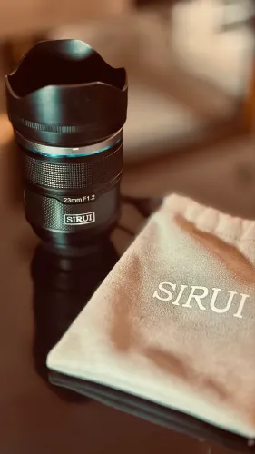 Lente Sirui 23mm f1.2 Clara n caixa
