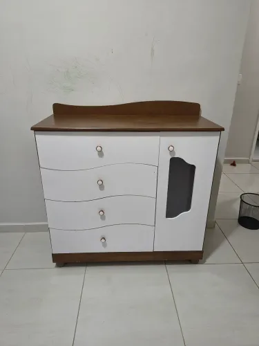 Cômoda infantil 4 gavetas com porta fraldário branco