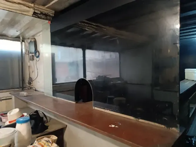 Vendo um vidro para divisória de restaurante medindo 2mt , 8mm