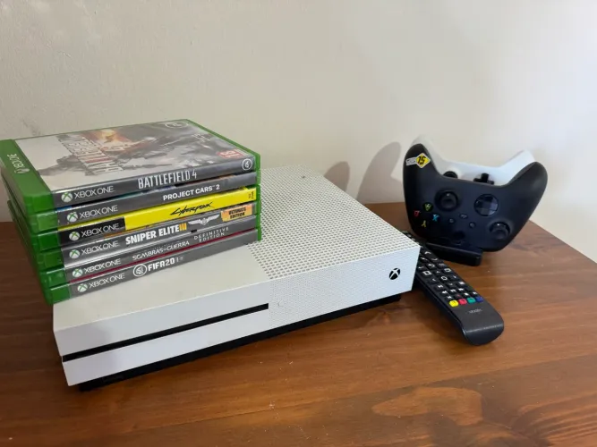 Xbox one S + controle + jogos + base de carregamento e baterias