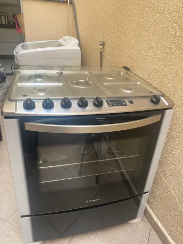 Fogão Electrolux 5 bocas inox com forno e tampa de vidro