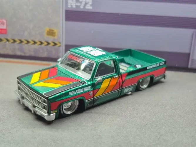 Miniatura Chevrolet Silverado Kaido House 1:64 em Metal Verde-escuro