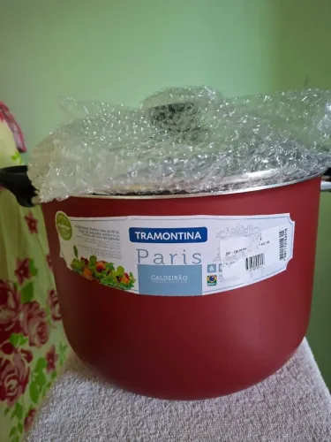 Vendo este Caldeirão da Tramontina. De 10 litros. Novo. Por 210 reais.10 litros.