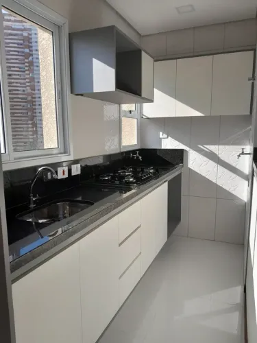 Condomínio à 1km do Metrô linha Amarela, 2 dorms, apartamento novíssimo com armários e fog