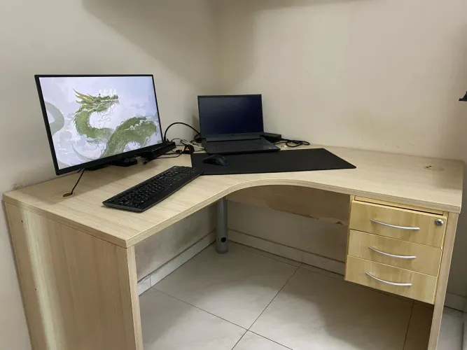 Mesa de escritório em L