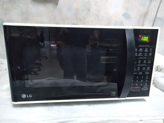 Microondas LG (30 litros)em ótimo estado, funcionando perfeitamente