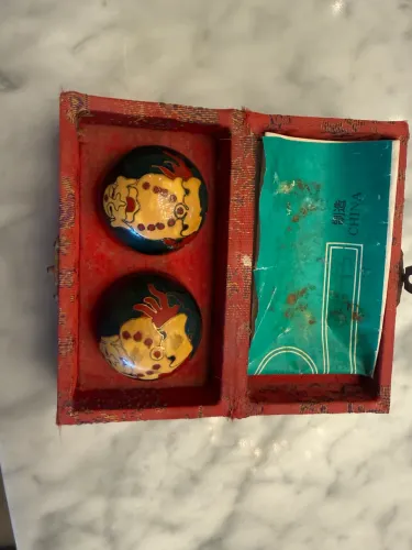 Conjunto Oriental Decorativo - Miniatura em Porcelana Cloisonné + Esferas Chinesas