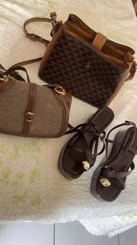 Bolsas e sandália