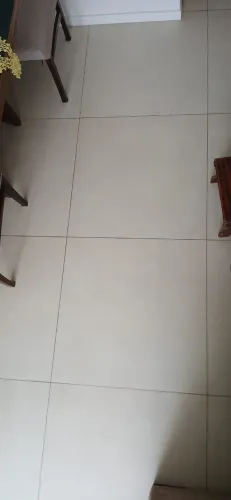 Porcelanato tipo A marca TECNOGRES, 08 pedras medindo 76x76 bege
